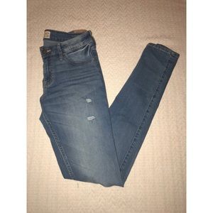 Light wash ripped hollister skinny jeans